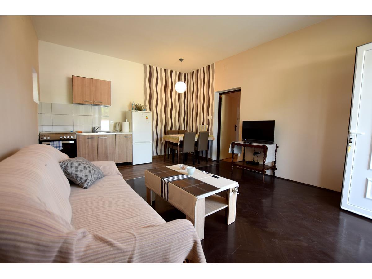Apartments Laroom Селине Екстериор снимка
