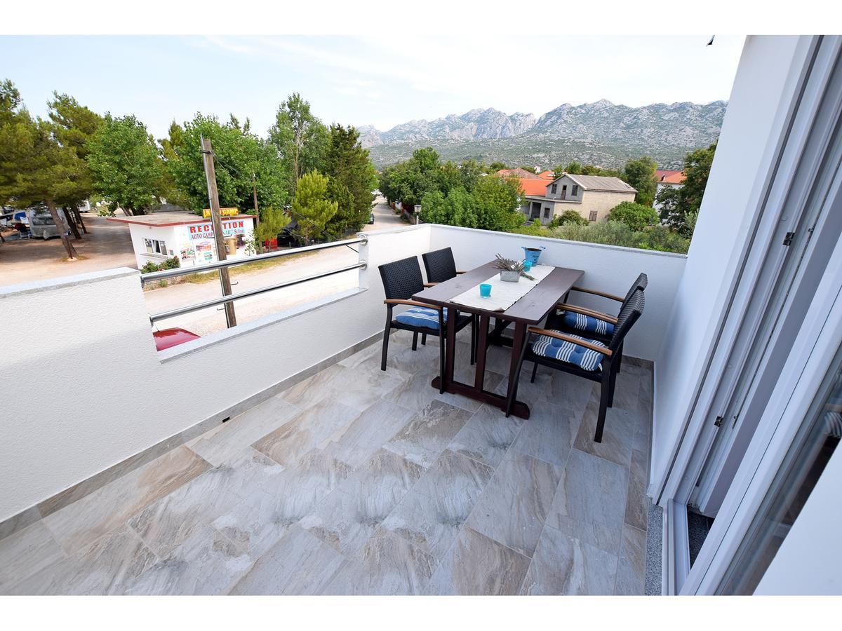 Apartments Laroom Селине Екстериор снимка